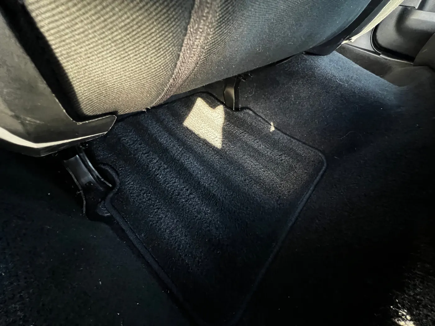 Chrysler 200 floor mat and carpet detail