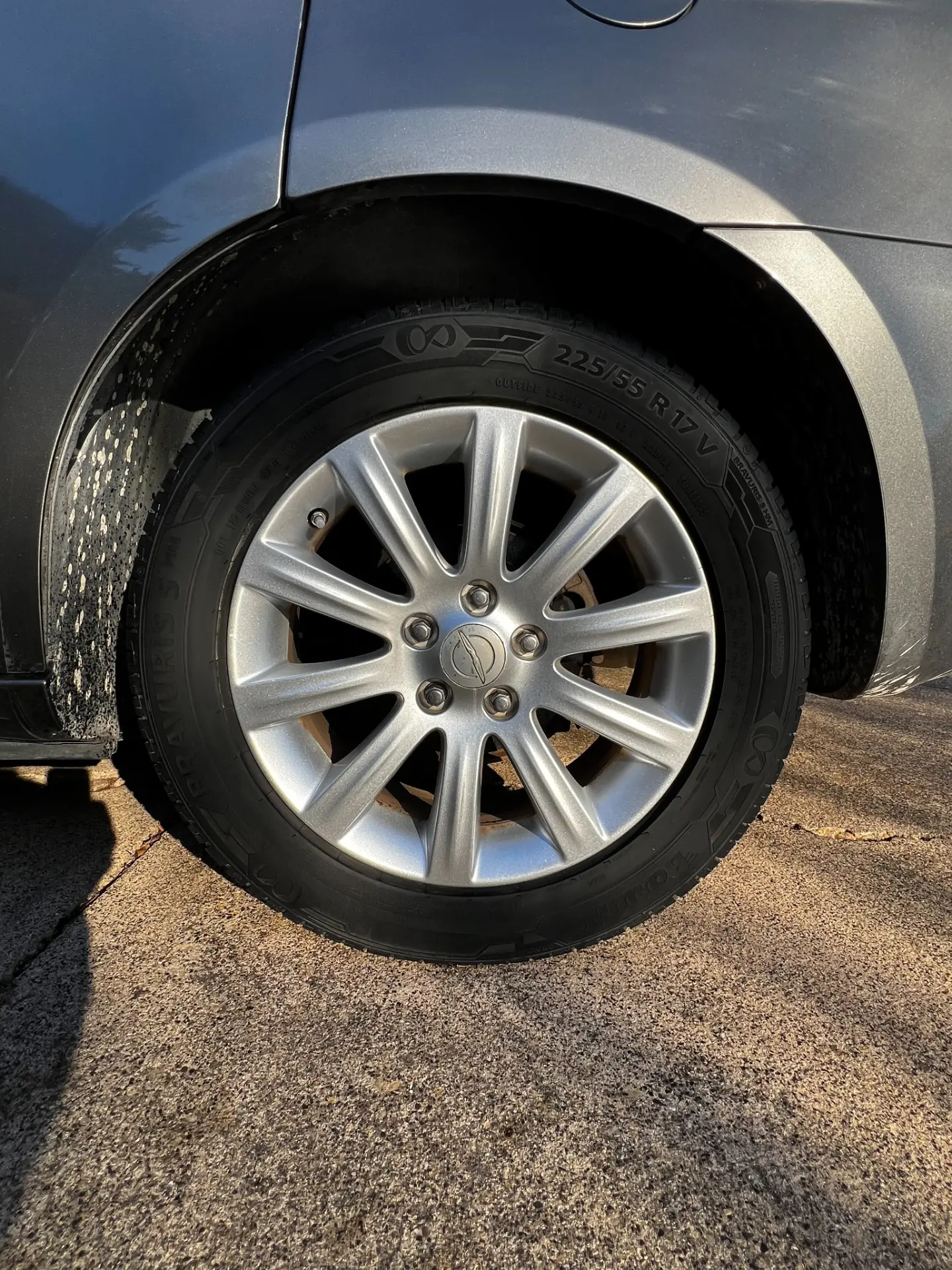 Clean Chrysler 200 wheel and tire after the contact wash
