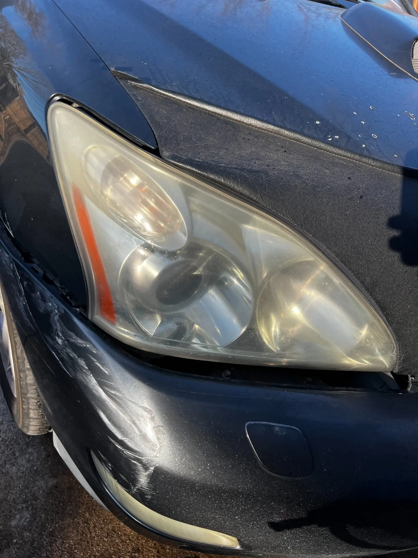 Cloudy, yellowed headlight on the Lexus RX before restoration